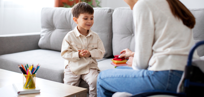 nino-ayudando-su-madre-discapacitada